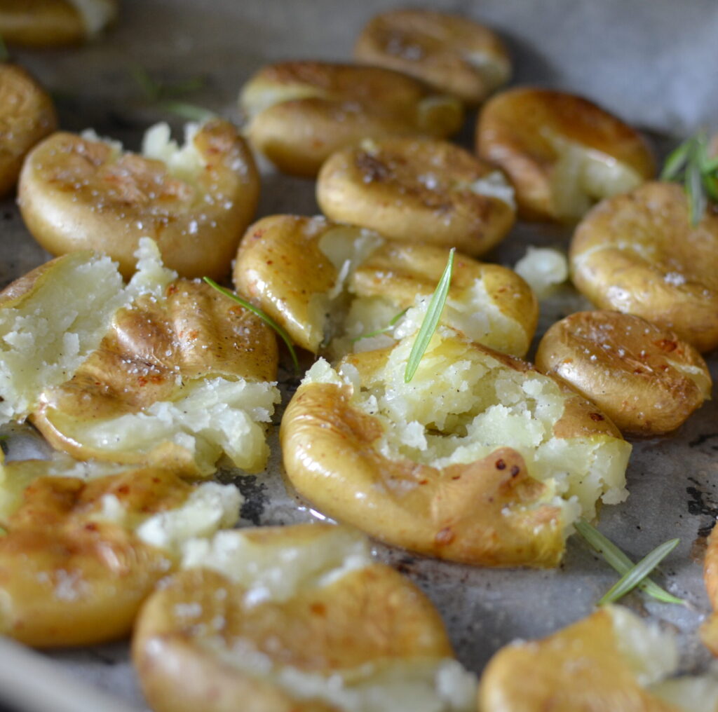 smashed-potatoes-potlacen-krompir-z-zelisci
